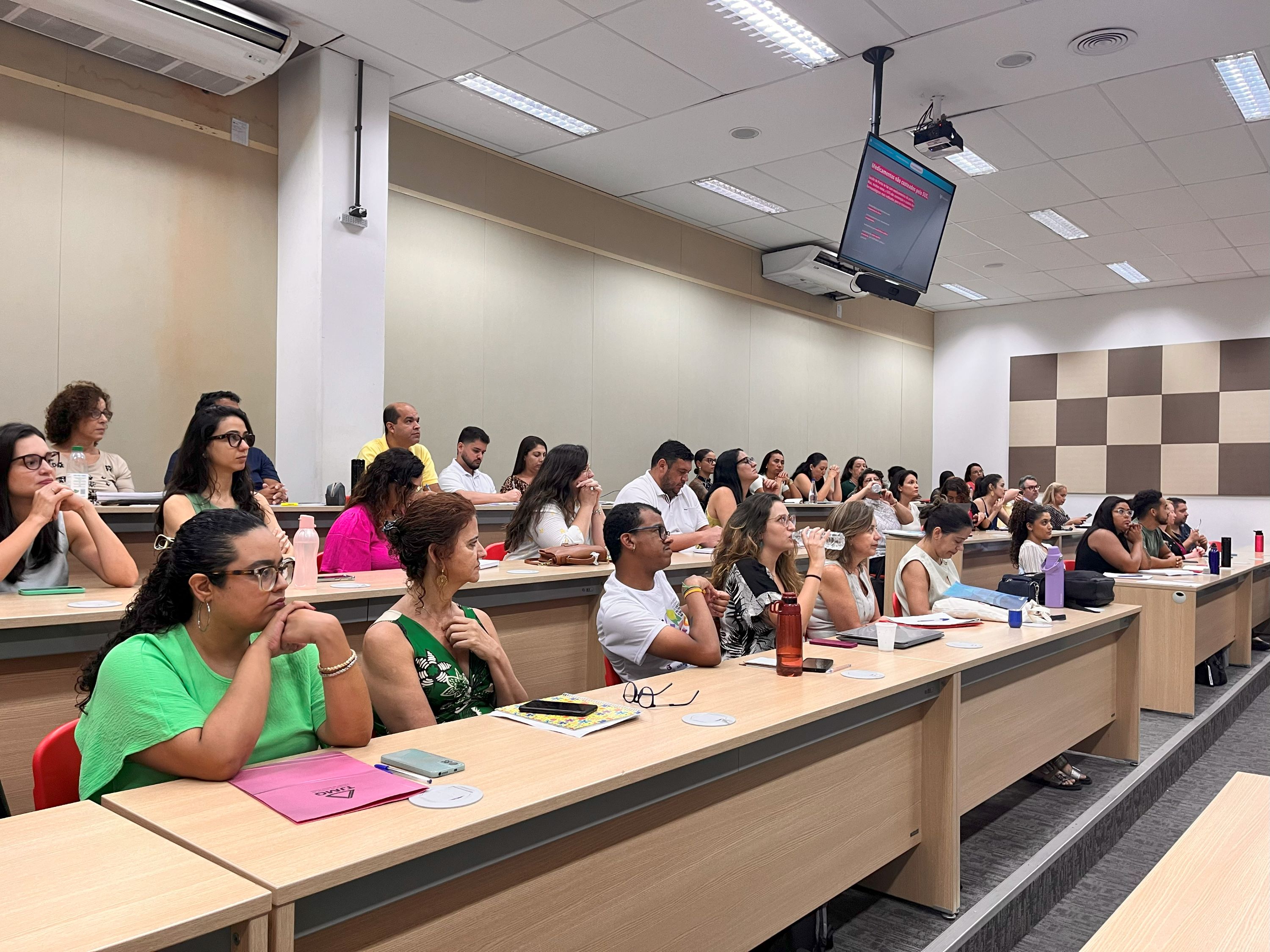 Alunas e alunos da especialização durante o seminário