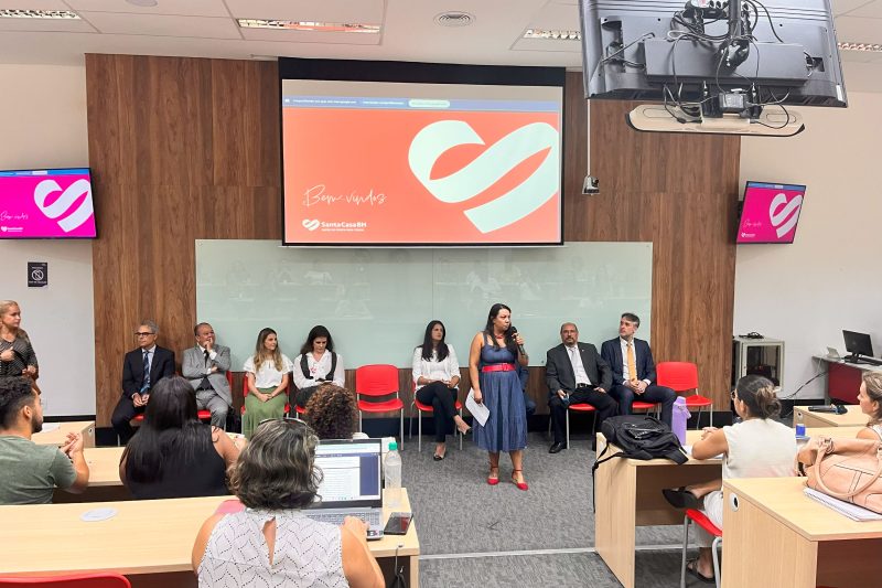 A coordenadora da especialização em direito sanitário, Luciana D'Ávila, durante a abertura do seminário.