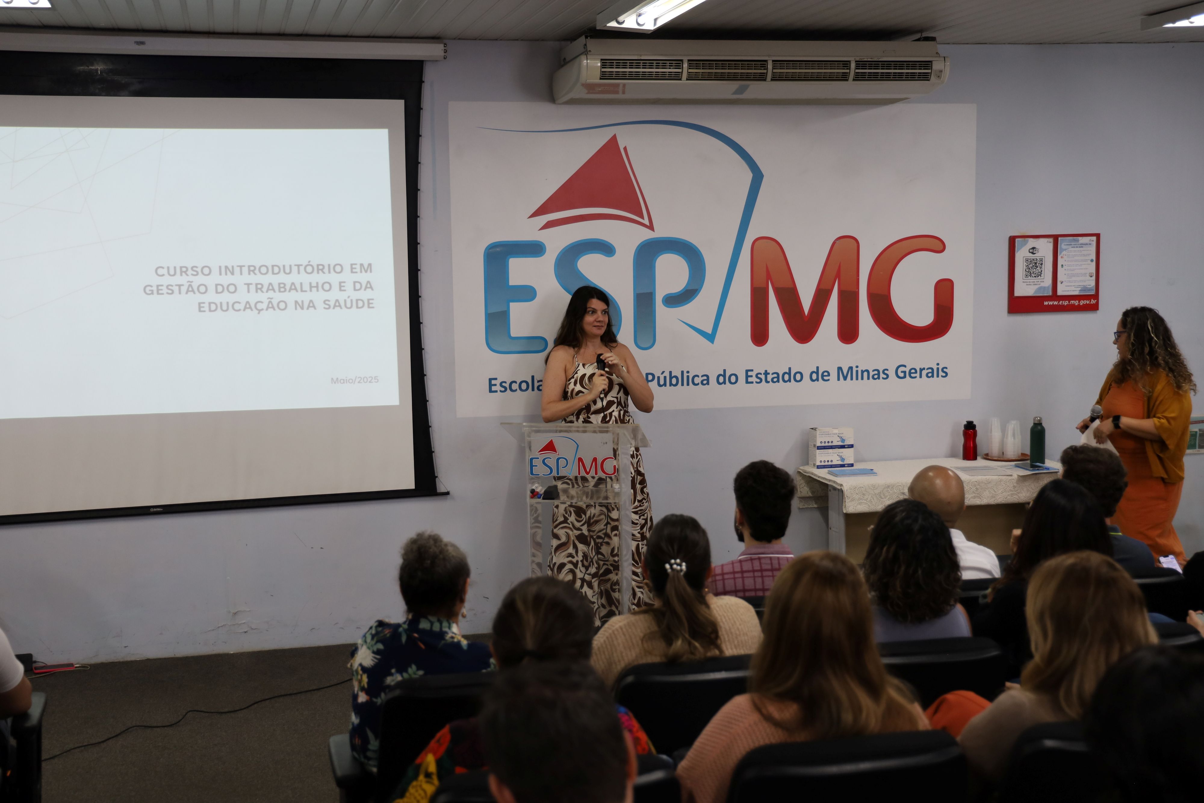 A Diretora da ESP-MG, Mara Tanure, durante a abertura.